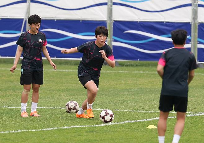 아시아축구연맹(AFC) 여자 챔피언스리그(AWCL) 4강 토너먼트에 출전하는 내고향여자축구단 선수들이 19일 수원 팔달구 수원월드컵경기장 보조경기장에서 훈련하고 있다. 사진=연합뉴스