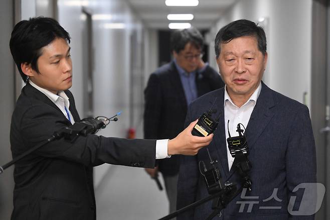 박수근 중앙노동위원회 위원장이 20일 새벽 정부세종청사 중앙노동위원회에서 열린 '삼성전자 2026년 2차 사후조정 2일차 회의'를 정회한 뒤 취재진의 질문에 답변하고 있다.(공동취재) 2026.5.20 ⓒ 뉴스1 김기남 기자
