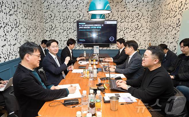 구혁채 과학기술정보통신부 제1차관이 19일 서울 서초구 바이오넥서스를 방문해 업스테이지, 리벨리온, 한국기초과학지원연구원 등 관계 산업·연구계와 간담회를 하고 있다. (과학기술정보통신부 제공. 재판매 및 DB 금지) 2026.3.19 ⓒ 뉴스1