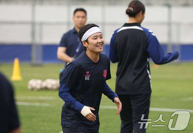 2025-26 아시아축구연맹(AFC) 여자챔피언스리그(AWCL) 4강전 수원FC위민과 내고향축구단의 경기를 하루 앞둔 19일 경기 수원시 팔달구 수원월드컵경기장 보조경기장에서 열린 공개 훈련에서 수원FC 위민 지소연이 훈련을 하고 있다. 2026.5.19 ⓒ 뉴스1 김영운 기자