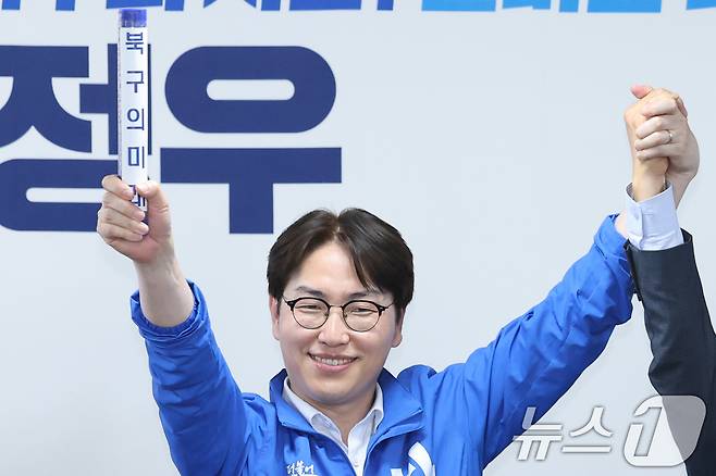 부산 북갑 국회의원 보궐선거에 출마한 하정우 더불어민주당 후보가 지난 10일 부산 북구 자신의 선거사무소 개소식에서 전재수 부산시장 후보로부터 '북구의 미래'가 적힌 배턴을 전달받고 있다. 2026.5.10 ⓒ 뉴스1 신웅수 기자
