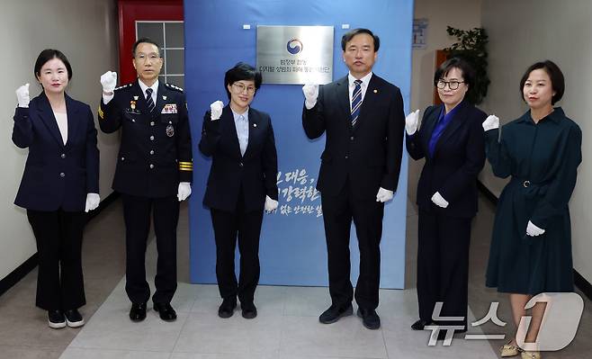 원민경 성평등가족부 장관, 김종철 방송미디어통신위원회 위원장, 유재성 경찰청장 직무대행 등이 서울 종로구 세종대로 정부서울청사에서 열린 범정부 통합 디지털 성범죄 피해 통합지원단 출범식 에서 디지털 성범죄 근절을 다짐하고 있다. 2026.5.6 ⓒ 뉴스1 김명섭 기자