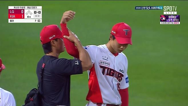 KIA 박재현이 19일 광주-기아 챔피언스 필드에서 열린 2026 KBO리그 LG전에서 4회초 수비에 앞서 어깨 이상을 느끼면서 트레이너 점검을 받고 있다. 사진 | 티빙
