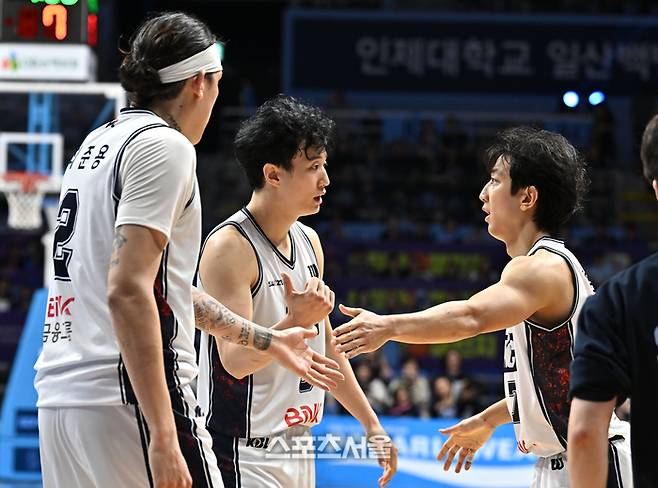 부산 KCC 허훈이 13일 고양소노아레나에서 열린 2025~2026 프로농구 고양 소노와의 챔프언결정전 5차전에서 허웅과 이야기를 나누고 있다. 고양 | 최승섭기자 thunder@sportsseoul.com