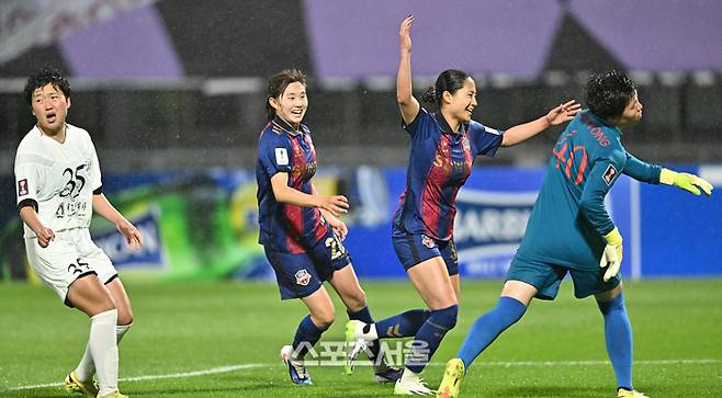 수원FC 위민 하루히가 20일 수원종합운동장에서 열린 2025~2026 아시아축구연맹(AFC) 여자 챔피언스리그(AWCL) 4강전 북한 내고향여자축구단과 경기에서 골을 넣은 후 환호하고 있다. 2026. 5. 20. 수원 | 최승섭기자 thunder@sportsseoul.com