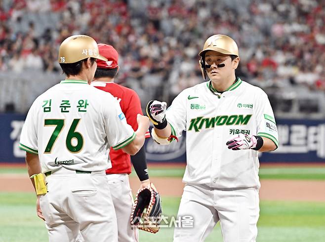 키움 최주환이 19일 서울 고척스카이돔에서 열린 2026 KBO리그 SSG전 1회말 1사 1·2루 상황에서 SSG 선발 타케다를 상대로 1타점 적시타를 치고 김준완 코치와 하이파이브를 하고 있다. 고척 | 박진업 기자 upandup@sportsseoul.com