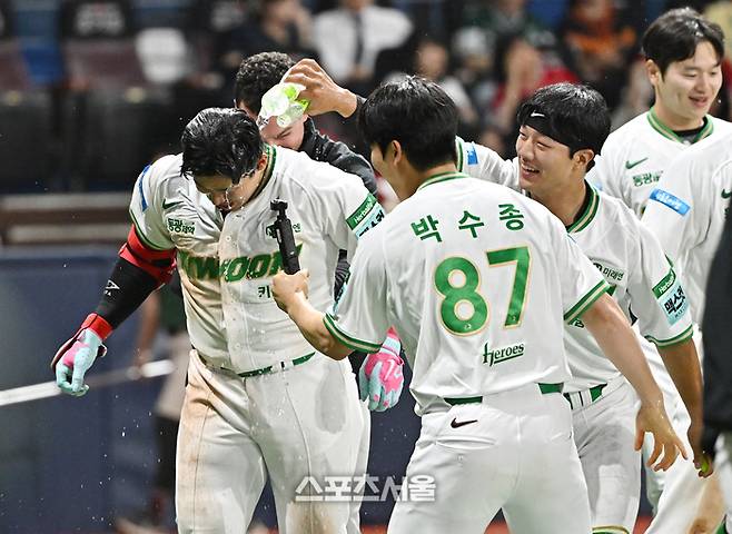 키움 김웅빈(왼쪽)이 19일 서울 고척스카이돔에서 열린 2026 KBO리그 SSG전 9회말 1사 SSG 조병현을 상대로 끝내기 홈런을 친 뒤 동료들의 축하 물세례를 맞고 있다. 고척 | 박진업 기자 upandup@sportsseoul.com