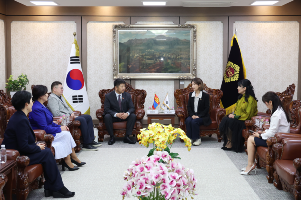 지난 13일 서울시의회에 따르면 아이수루 의원은 서울시의회 본회의장에서 몽골 항올구의회 대표단과 면담을 진행하고, 양 도시 간 문화·관광·교육 정책 교류에 대한 의견을 나눴다.(서울시의회 아이수루 시의원). /사진=서울시의회