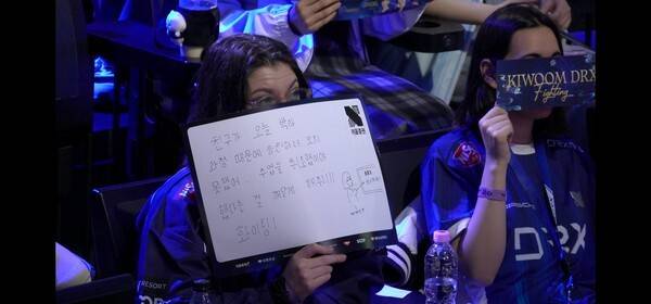 20일 서울 종로구 롤파크에서 열린 2026 LCK 정규 시즌 2라운드 1경기 2세트에서 키움 DRX가 T1을 잡고 세트 스코어 1-1 균형을 맞췄다. (T1 & KRX =1:1)./사진=네이버 치지직 라이브영상 캡처