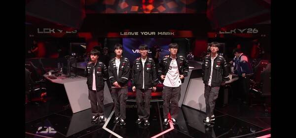 20일 서울 종로구 롤파크에서 열린 2026 LCK 정규 시즌 2라운드 1경기 3세트에서 T1이 풀세트 접전 끝에 키움 DRX를 제압하고 레전드 그룹 진출을 확정했다. (T1 & KRX =2:1)./사진=네이버 치지직 라이브영상 캡처