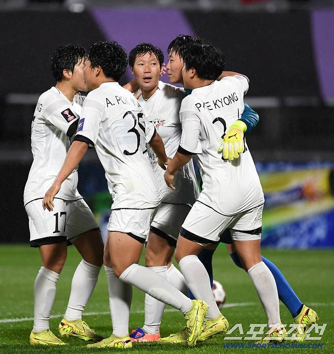 20일 수원종합운동장에서 열린 2025-2026시즌 아시아축구연맹(AFC) 여자 챔피언스리그(AWCL) 내고향여자축구단과 수원FC위민의 준결승전. 수원FC위민 지소연이 페널티킥을 실축하자 내고향여자축구단과 골키퍼 박주경과 선수들이 기뻐하고 있다. 수원=박재만 기자 pjm@sportschosun.com/2026.05.20/