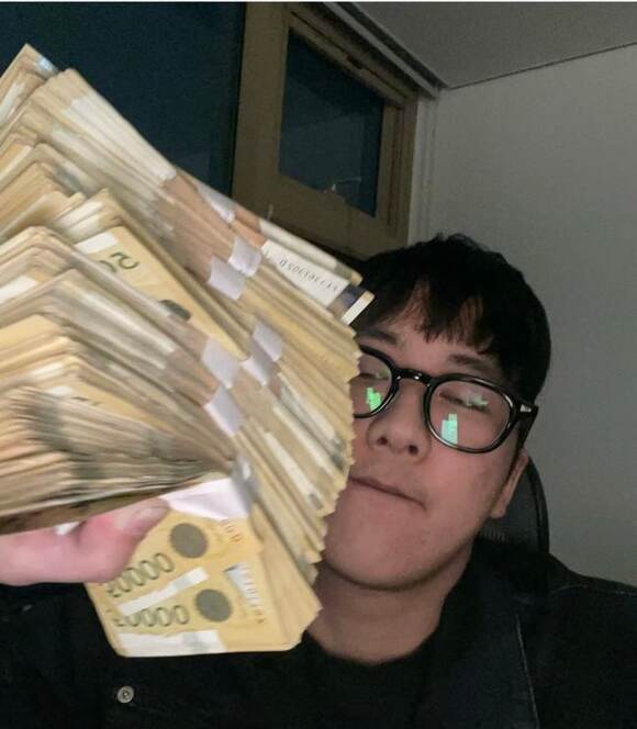 고 노무현 전 대통령을 조롱하는 공연을 개최하려던 래퍼 리치 이기가 논란에 직면하자 사과문을 게재했다./리치 이기 소셜미디어