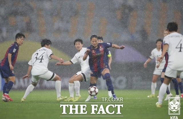 20일 수원종합운동장에서 수원FC 위민과 북한의 내고향여자축구단이 역사적 남북여자축구 클럽 간 첫 경기를 펼치고 있다./수원종합운동장