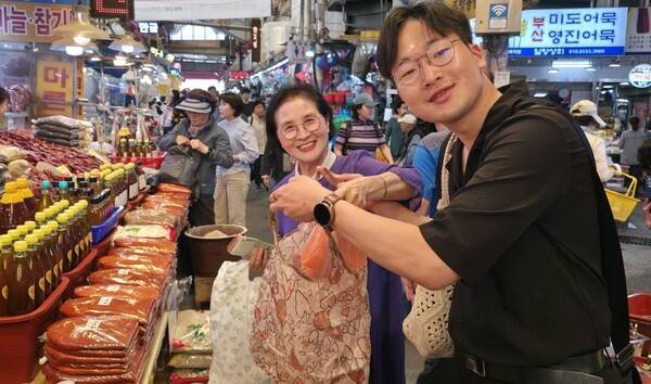 가정의 달을 맞아 '사회적 가족'을 맺은 참가자들이 부전시장에서 장을 보고 있다. /사진제공=신천지 부산야고보지파.