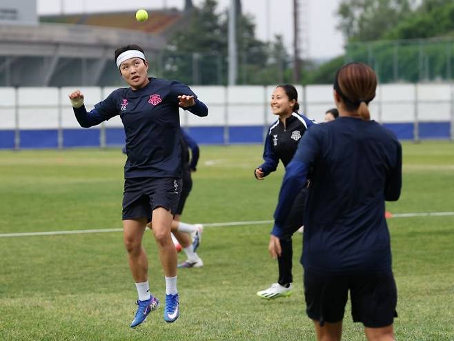 아시아축구연맹(AFC) 여자 챔피언스리그(AWCL) 4강 토너먼트에 출전하는 수원FC 위민 지소연이 19일 수원 팔달구 수원월드컵경기장 보조경기장에서 훈련하고 있다. 연합뉴스