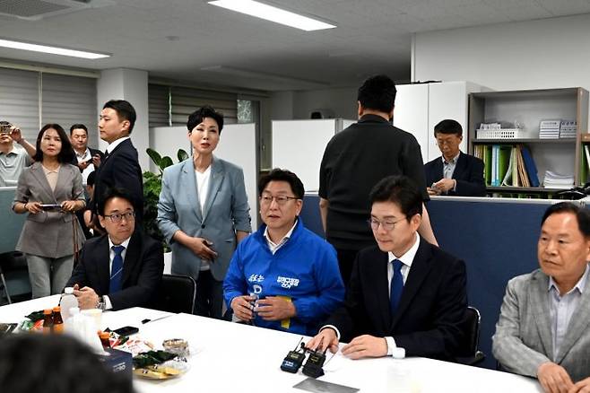 정원오 후보와 우형찬 후보가 목동아파트 주민대표들과 간담회에서 발언 중이다. 선거사무소 제공.