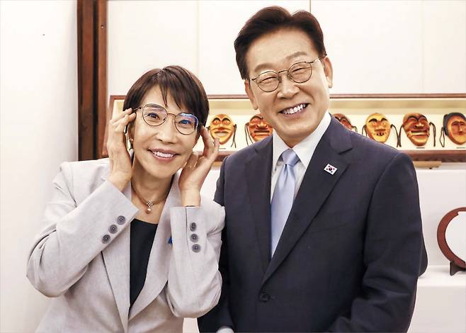 李는 선물받은 안경 쓰고, 다카이치는 李안경 빌려 ‘한 컷’ 이재명 대통령이 19일 경북 안동의 한 호텔에서 열린 환영 만찬에 앞서 다카이치 사나에 일본 총리로부터 선물 받은 티타늄 안경테를 착용해 보며 기념촬영을 하고 있다. 평소 안경을 쓰지 않는 다카이치 총리는 이 대통령이 벗어놓은 안경을 빌려 쓰고 함께 포즈를 취했다. 두 정상 뒤로 이 대통령이 다카이치 총리에게 선물한 안동 하회탈 액자 등이 보인다. /X