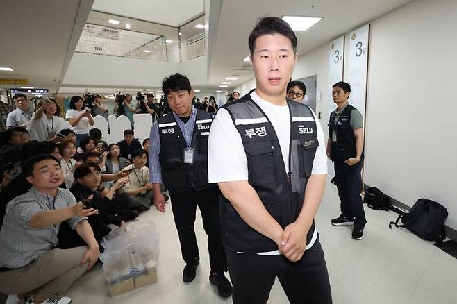 삼성그룹 초기업노동조합 삼성전자지부 최승호 위원장이 20일 정부세종청사 중앙노동위원회에서 열리는 3차 사후조정 회의에 앞서 취재진에게 입장을 밝힌 뒤 회의장으로 들어가고 있다.ⓒ연합뉴스