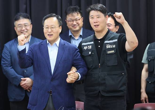 20일 경기도 수원시 장안구 경기고용노동청에서 열린 삼성전자 임금협상을 마친 후 여명구 삼성전자 DS(디바이스솔루션·반도체 사업 담당) 피플팀장과 최승호 삼성그룹 초기업노동조합 삼성전자지부 위원장이 잠정 합의한에 서명한 후 파이팅을 외치고 있다. (공동취재) ⓒ뉴시스