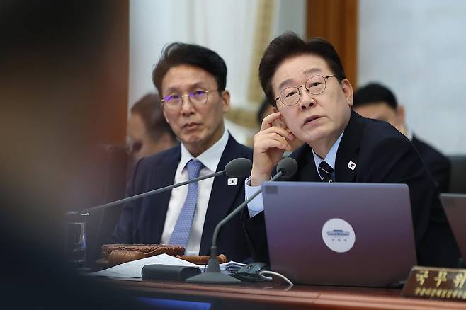 이재명 대통령이 20일 청와대에서 열린 제22회 국무회의 겸 제9차 비상경제점검회의에서 위성락 국가안보실장에게 질문하고 있다. (청와대통신사진기자단)