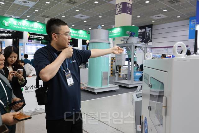 20일 서울 코엑스에서 열린 ‘제47회 국제환경산업기술&그린에너지전(ENVEX) 2026’에서 임인수 앤에스 상무가 공기·가스 베어링 기반 송풍·압축 설비를 설명하고 있다.