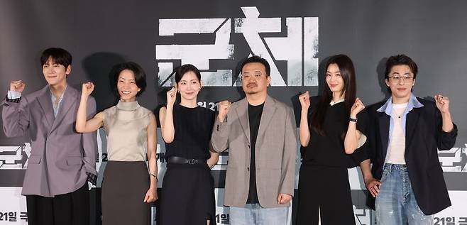 영화 '군체' 기자간담회 (서울=연합뉴스) 강민지 기자 = 20일 서울 용산구 CGV 용산아이파크몰에서 열린 영화 '군체' 언론시사회 및 기자간담회에서 감독과 배우들이 포즈를 취하고 있다. 왼쪽부터 지창욱, 김신록, 신현빈, 연상호 감독, 전지현, 구교환. 연합뉴스
