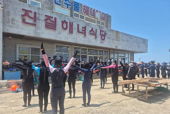 학생들이 물속에 들어가기 전 안전을 위해 체조를 하고 있다. 서보미 기자