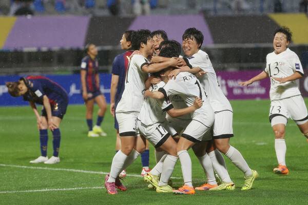 북한의 내고향여자축구단 선수들이 주장 김경영의 역전 결승골이 나오자 기뻐하고 있다. 연합뉴스