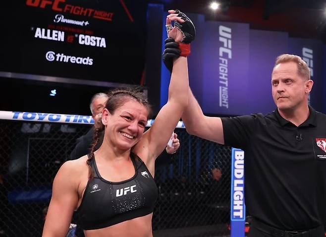 UFC 역사상 최초로 '캡슐 록'으로 서브미션 승리를 따낸 앨리스 아델리안. 사진=아델리안 SNS
