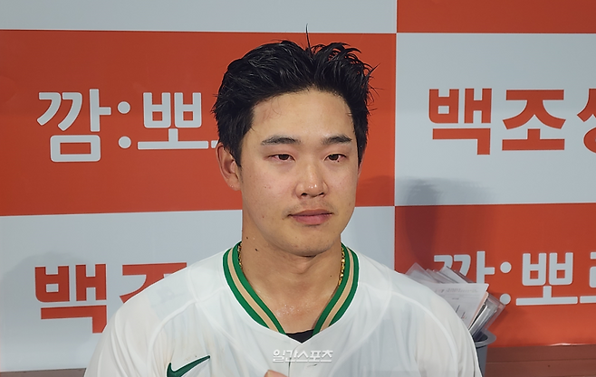 김웅빈이 19일 고척 SSG 랜더스전 9회 말 끝내기 홈런을 치고 팀 승리를 이끈 뒤 취재진과 인터뷰를 하고 있다. IS포토