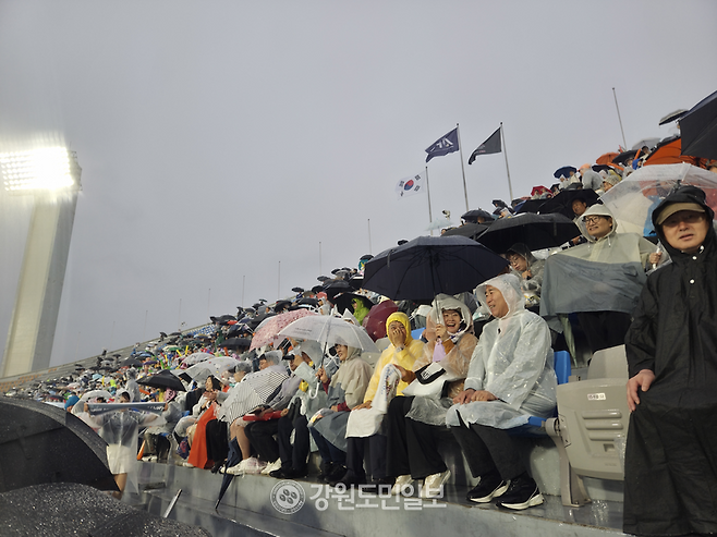 ▲ 20일 오후 수원종합운동장에서 2025-2026 아시아축구연맹 여자 챔피언스리그(AWCL) 준결승전 수원FC 위민과 북한 내고향여자축구단 경기가 열렸다. 여자축구 공동응원단이 응원하고 있다. 김여진 기자