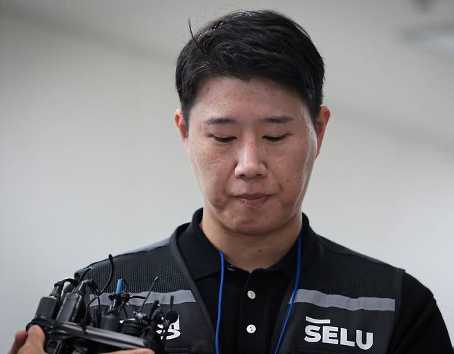 삼성그룹 초기업노동조합 삼성전자지부 최승호 위원장이 20일 정부세종청사 중앙노동위원회에서 총파업 예고 시점을 하루 앞두고 열린 3차 사후조정 회의를 마친 후 질문을 받고 있다. 연합뉴스