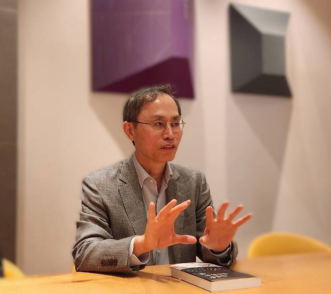 김기영 전 헌법재판관이 지난 15일 서울 양재동의 한 카페에서 “재판관은 날씨에 휘둘려선 안 되지만 기후엔 민감해야 한다”고 말하고 있다.