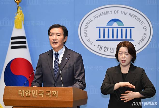 조국 조국혁신당 평택을 후보가 20일 국회 소통관에서 6.3 지방선거 현안 관련 기자회견을 진행하고 있다.