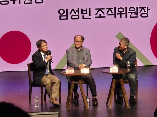 임성빈 SIAFF 조직위원장이 19일 서울 서대문구 이화여대 영산극장서 열린 시네토크에서 강태윤 팔레스타인 선교사와 함께 참석해 발언하고 있다.