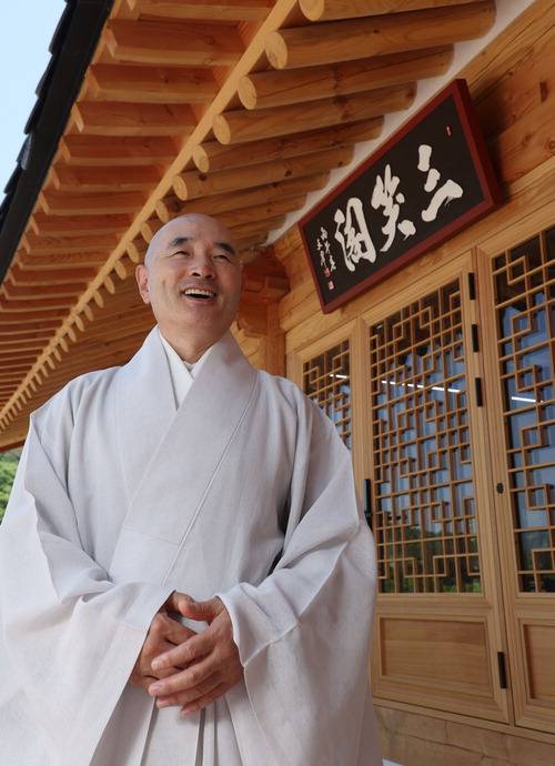 경기도 남양주 봉선사 접견실 '삼소각' 앞에서 호산 스님이 호탕하게 웃고 있다. 이승환기자