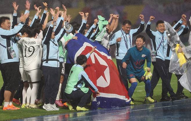 북한 내고향여자축구단 선수들이 20일 AFC 여자 챔피언스리그 4강전에서 승리한 뒤, 인공기를 펼쳐들고 환호하고 있다. 연합뉴스