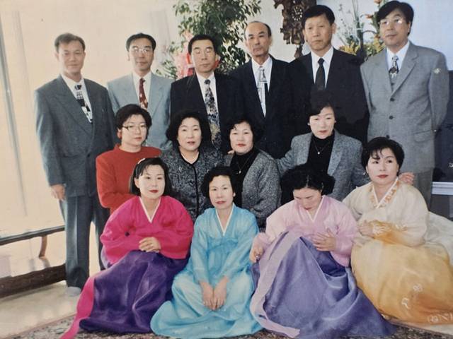 1994년 아버지 생신 날 찍은 가족사진. 눈 감은 이는 필자고, 고개 숙인 이는 작은누나다.