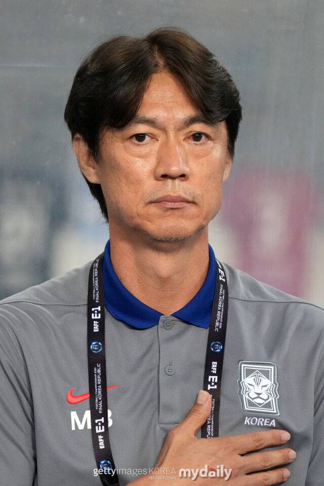 홍명보호가 2026 북중미 월드컵에서 체코, 멕시코, 남아프리카공화국과 조별리그 A조에서 토너먼트 진출을 다툰다. 지난해 7월 11일 홍콩과 EAFF E-1 동아시안컵 경기 전 국민의례하는 홍명보 감독. /게티이미지코리아