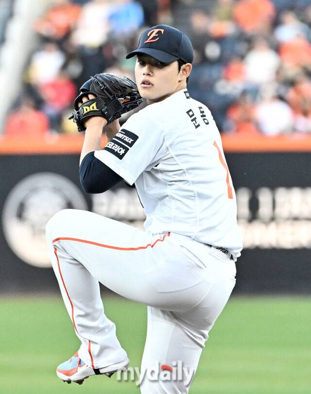 14일 오후 대전 한화생명볼파크에서 진행된 '2026 프로야구 KBO리그' 한화이글스와 삼성 라이온즈의 경기. 한화 문동주가 선발등판해 역투하고 있다./마이데일리