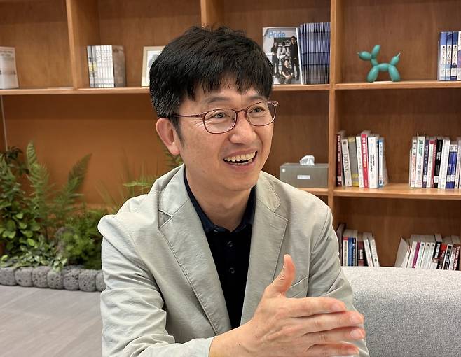 고형석 한국산업단지공단 충청지역본부장은 천안산단에 ‘제조인공지능전환(M.AX)’이 확산될 경우 놀라운 변화가 생길 것이 확실하다고 말했다. 선도기업의 사례가 산단 내 다른 기업으로 확산될 수 있도록 만드는 것이 본인의 가장 중요한 역할이라고 강조했다. 홍석희 기자