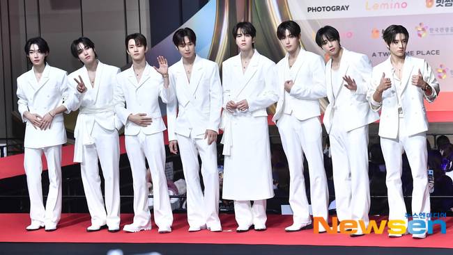 그룹 더보이즈(THE BOYZ)와 소속사 원헌드레드는 현재 정산금 미지급을 두고 법적 분쟁 중에 있다. 설전 중 계약금을 정산금 선지급 형태로 설명한 원헌드레드측 입장은 논란의 불씨를 키우고 있다/뉴스엔DB 더보이즈(THE BOYZ)
