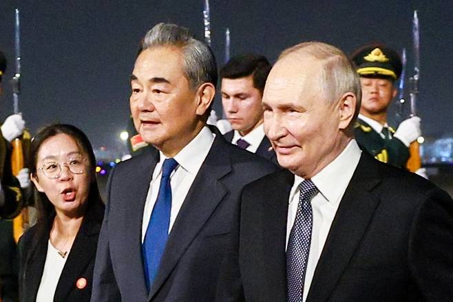 왕이 중국 공산당 중앙외사판공실 주임 겸 외교부장이 19일 중국 베이징 서우두 국제공항에 도착한 블라디미르 푸틴 러시아 대통령과 이동하고 있다. 푸틴 대통령은 시진핑 중국 국가주석 초청으로 1박 2일간 중국을 국빈 방문한다. 타스 연합뉴스