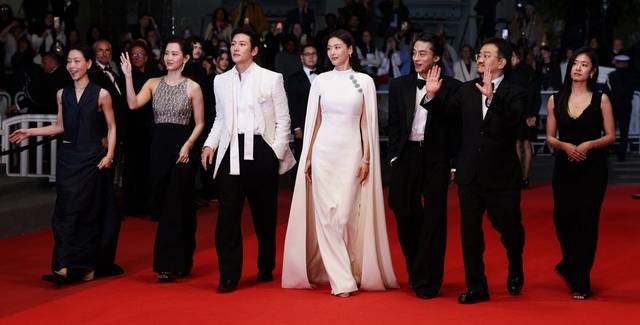 제79회 칸영화제 레드카펫에 선 영화 ‘군체’ 출연진과 감독. AFP 연합뉴스