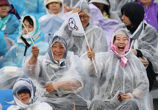 응원하는 공동응원단 - 20일 수원 장안구 수원종합운동장에서 열린 아시아축구연맹(AFC) 여자 챔피언스리그(AWCL) 4강 수원FC 위민과 내고향여자축구단의 경기. 여자축구 공동응원단이 응원하고 있다. 2026.5.20 연합뉴스