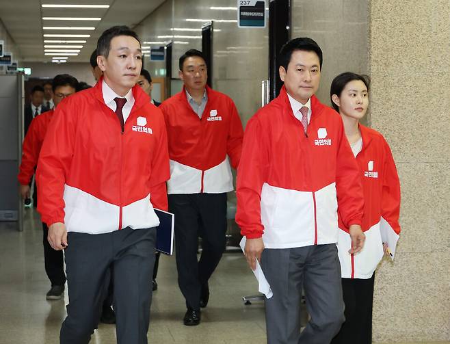 장동혁 국민의힘 대표와 선거대책위원들이 20일 국회에서 열린 중앙당 선대위 회의에 입장하고 있다. ⓒ연합뉴스