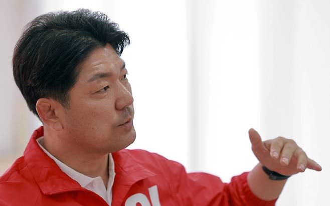 연합뉴스와 인터뷰하는 국민의힘 이용 하남갑 후보 (하남=연합뉴스) 신현우 기자 = 국민의힘 이용 경기 하남갑 국회의원 보궐선거 후보가 지난 19일 경기도 하남시 자신의 선거사무소에서 연합뉴스와 인터뷰하고 있다. 2026.5.20
nowwego@yna.co.kr