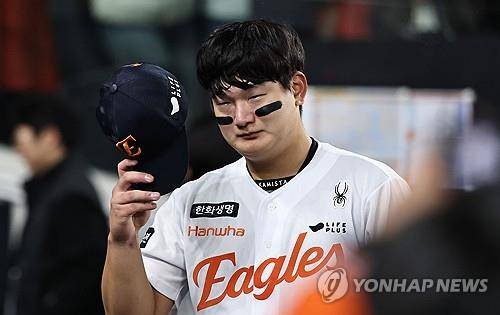 눈물 흘리는 한화 마무리 김서현 (대전=연합뉴스) 김인철 기자 = 2025년 한국시리즈 LG 트윈스와의 경기에서 한화의 김서현이 더그아웃에서 눈물을 흘리고 있다. 2025.10.29