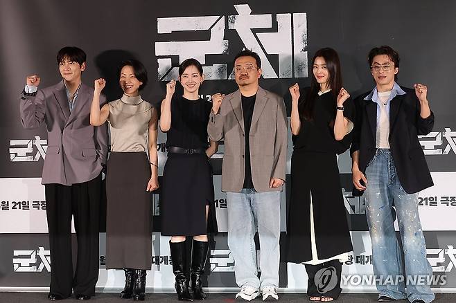 영화 '군체' 기자간담회 (서울=연합뉴스) 강민지 기자 = 20일 서울 용산구 CGV 용산아이파크몰에서 열린 영화 '군체' 언론시사회 및 기자간담회에서 감독과 배우들이 포즈를 취하고 있다. 왼쪽부터 지창욱, 김신록, 신현빈, 연상호 감독, 전지현, 구교환. 2026.5.20 mjkang@yna.co.kr