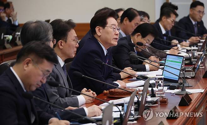 이재명 대통령, 국무회의 주재 (서울=연합뉴스) 한상균 기자 = 이재명 대통령이 12일 청와대에서 국무회의 겸 비상경제점검회의를 주재하고 있다. 2026.5.12 xyz@yna.co.kr